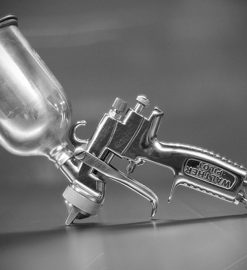 Lakier bezbarwny w sprayu vs pistolet – kiedy warto dopłacić za profesjonalne komponenty 2K?